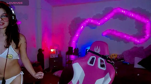 larah uwu online show from 10-27-25, 12:55