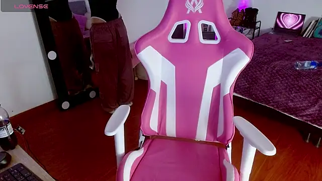 larah uwu online show from 09-10-25, 07:35