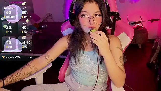 larah uwu online show from 02-05-26, 08:15