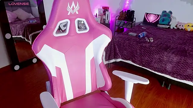 larah uwu online show from 09-21-25, 07:52