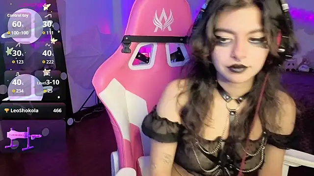 larah uwu online show from 11-18-25, 07:39