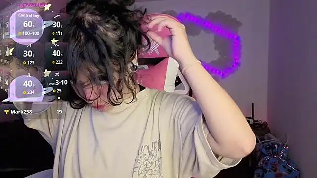 larah uwu online show from 06-01-26, 06:29