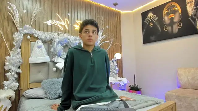 Snapshot of owen__johnson chatting on 12-22-25, 12:38 owen johnson online show from 12-22-25, 12:38