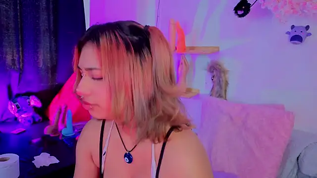 zoelight18 online show from 11-23-25, 04:06