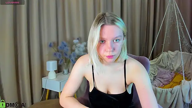 Snapshot of Casey_Miller chatting on 10-21-25, 01:16 Casey Miller online show from 10-21-25, 01:16