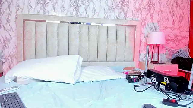 AlaiaMoretti online show from 11-25-25, 01:17