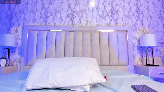 AlaiaMoretti online show from 10-26-25, 05:41