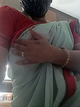 Snapshot of Tamil_Sivani chatting on 09-26-25, 10:33 Tamil Sivani online show from 09-26-25, 10:33