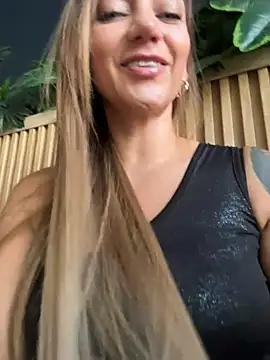 Snapshot of Ninabigtitied chatting on 07-15-26, 10:17 Ninabigtitied online show from 07-15-26, 10:17