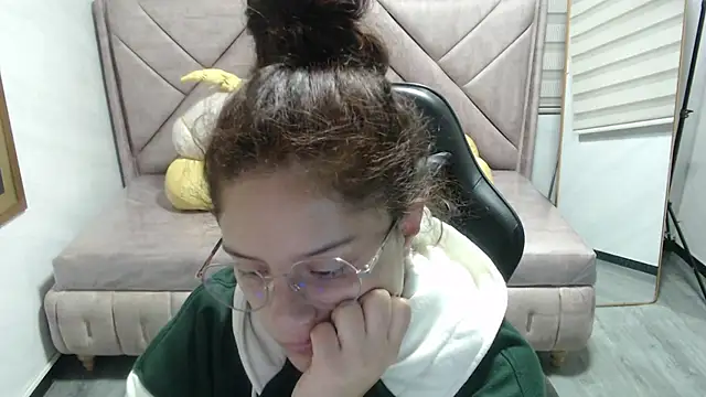 Velvet Moon V online show from 12-16-25, 01:15