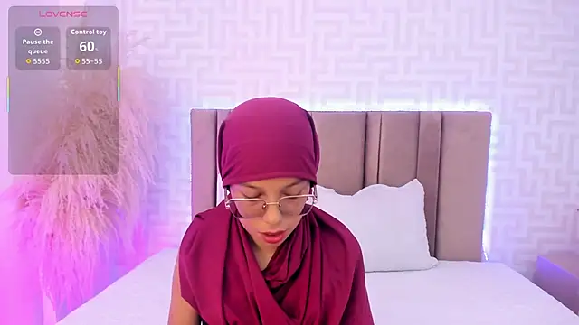 naishaa  online show from 05-18-26, 06:34