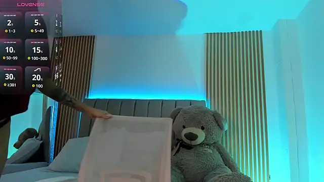 naishaa  online show from 09-25-25, 06:36