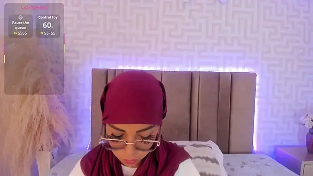Snapshot of naishaa_ chatting on 07-09-26, 06:40 naishaa online show from 07-09-26, 06:40