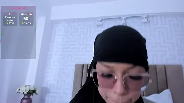 naishaa  online show from 12-19-25, 06:43