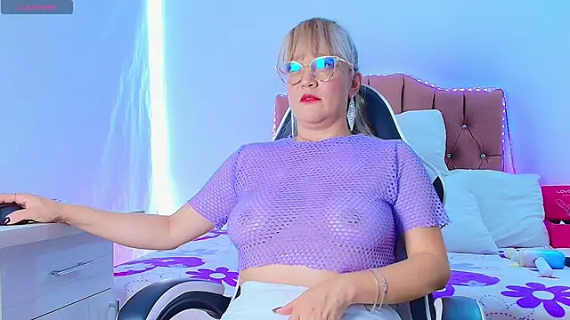 Snapshot of naomi_diamond_ chatting on 04-21-26, 03:29 naomi diamond online show from 04-21-26, 03:29