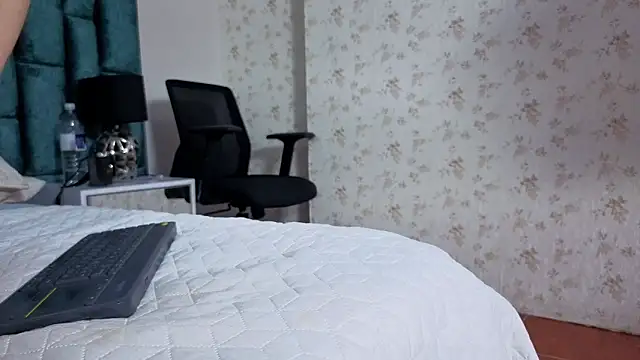 Emma Foxi online show from 12-18-25, 08:23