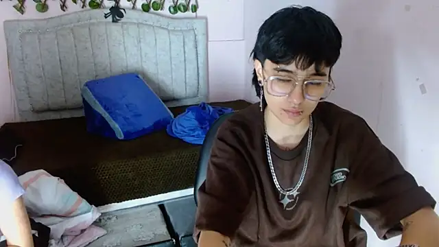 katalinathxandbritney1 online show from 12-20-25, 04:04