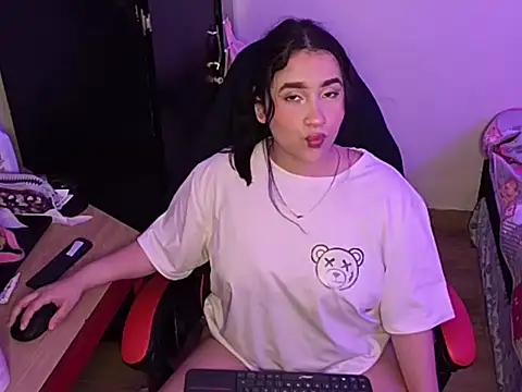 Snapshot of ChloeSnoww chatting on 09-27-25, 03:23 ChloeSnoww online show from 09-27-25, 03:23