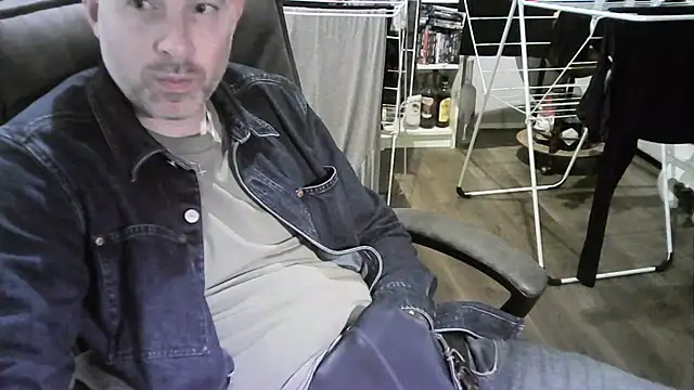 Snapshot of Chrisprngr chatting on 10-10-25, 04:30 Chrisprngr online show from 10-10-25, 04:30