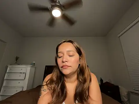 Snapshot of eurydicee chatting on 10-25-25, 12:32 eurydicee online show from 10-25-25, 12:32