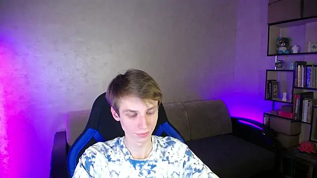 Snapshot of yes_cute_boy_ chatting on 10-17-25, 08:32 yes cute boy online show from 10-17-25, 08:32