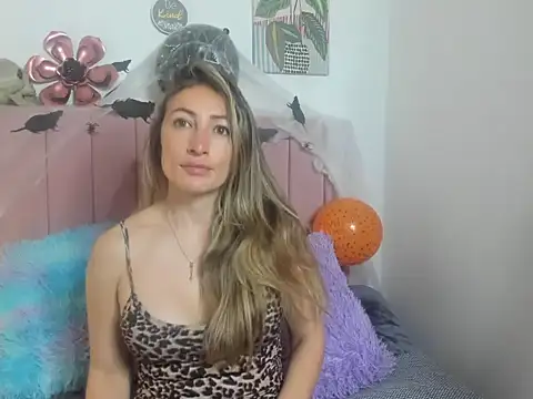 Tania xw online show from 10-31-25, 01:41