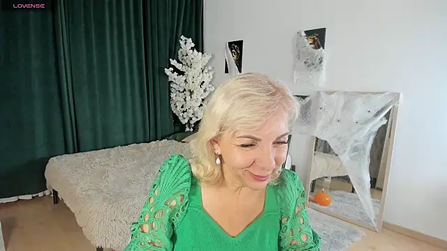 LiliaMoons online show from 10-29-25, 09:52