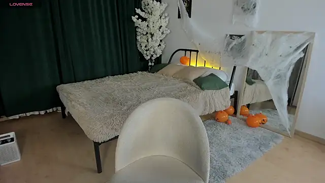 LiliaMoons online show from 10-31-25, 10:23