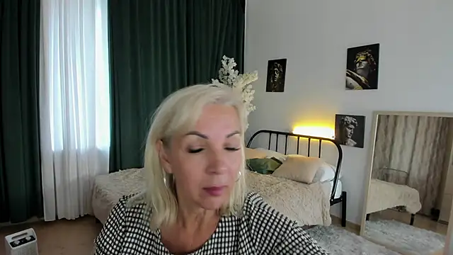 LiliaMoons online show from 10-06-25, 08:37