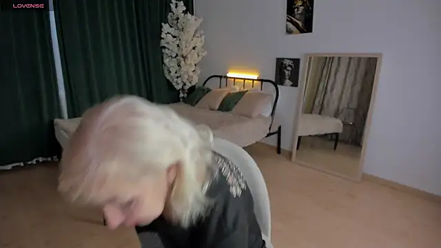 LiliaMoons online show from 11-18-25, 09:34