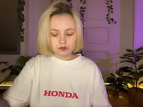 Snapshot of MoonIvy_ chatting on 07-16-26, 07:55 MoonIvy online show from 07-16-26, 07:55