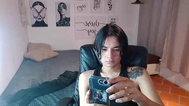 Snapshot of davoxer chatting on 10-10-25, 03:29 davoxer online show from 10-10-25, 03:29