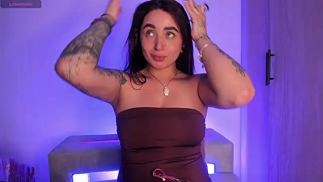 scarlett Collinss online show from 11-18-25, 05:55