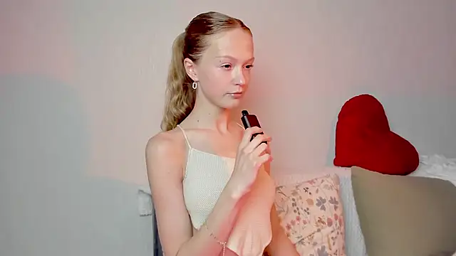 Snapshot of Kara_smalltits chatting on 06-14-26, 12:39 Kara smalltits online show from 06-14-26, 12:39