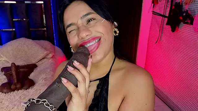 Snapshot of Issafoxx chatting on 03-12-26, 12:09 Issafoxx online show from 03-12-26, 12:09