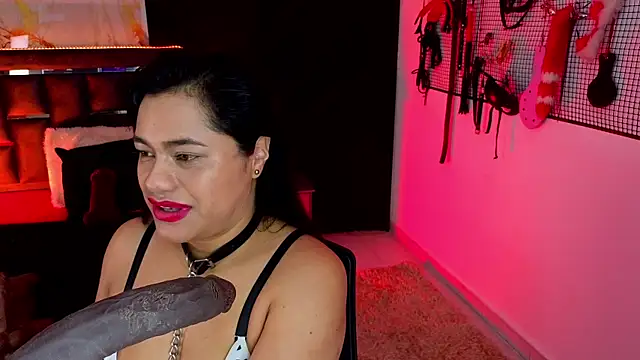 Snapshot of Issafoxx chatting on 04-05-26, 12:23 Issafoxx online show from 04-05-26, 12:23