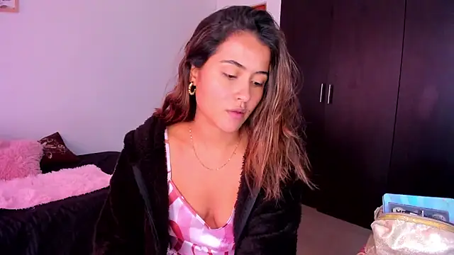 Snapshot of Ana__Pink chatting on 10-12-25, 09:27 Ana Pink online show from 10-12-25, 09:27