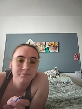 AndHerXO online show from 04-12-26, 02:42