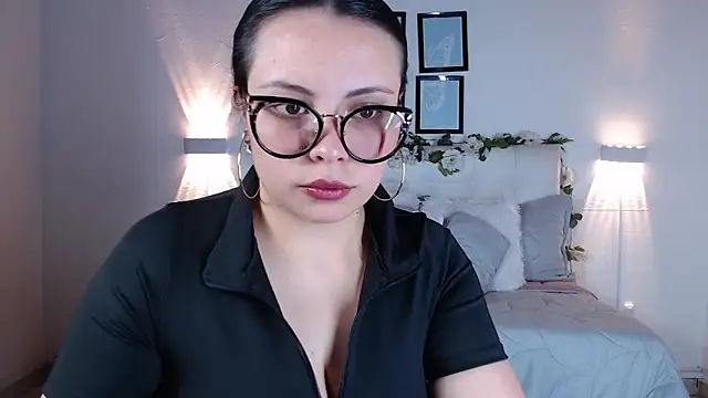 Snapshot of Megan_05_ chatting on 10-18-25, 07:05 Megan 05 online show from 10-18-25, 07:05