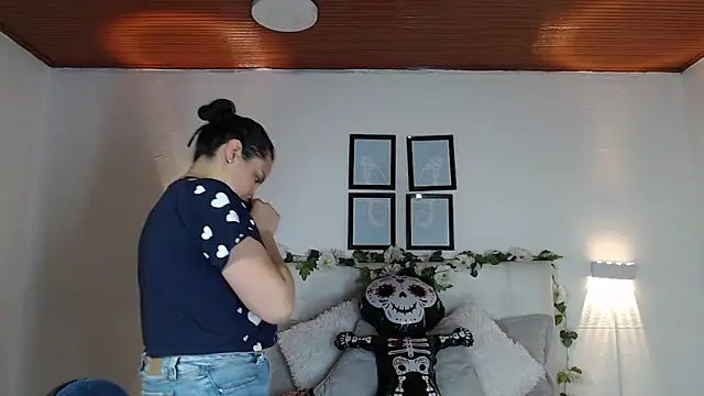 Snapshot of Megan_05_ chatting on 11-15-25, 06:34 Megan 05 online show from 11-15-25, 06:34