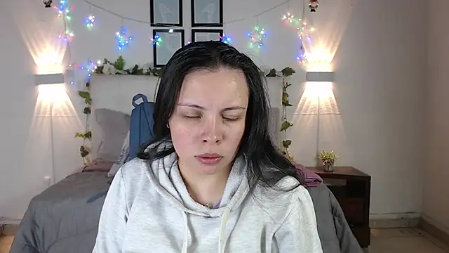 Snapshot of Megan_05_ chatting on 02-10-26, 03:11 Megan 05 online show from 02-10-26, 03:11