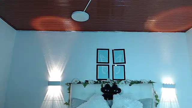 Snapshot of Megan_05_ chatting on 11-22-25, 07:35 Megan 05 online show from 11-22-25, 07:35