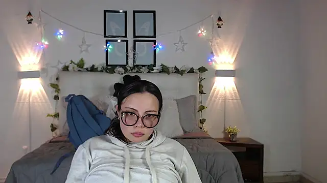 Snapshot of Megan_05_ chatting on 02-11-26, 06:30 Megan 05 online show from 02-11-26, 06:30