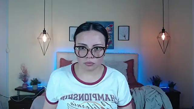 Snapshot of Megan_05_ chatting on 06-19-26, 06:47 Megan 05 online show from 06-19-26, 06:47