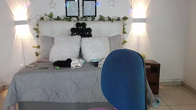 Snapshot of Megan_05_ chatting on 02-15-26, 07:02 Megan 05 online show from 02-15-26, 07:02