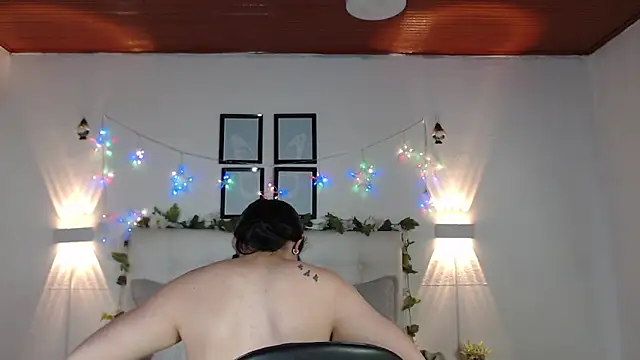 Snapshot of Megan_05_ chatting on 02-19-26, 05:32 Megan 05 online show from 02-19-26, 05:32