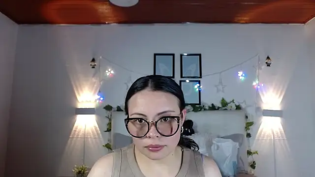 Snapshot of Megan_05_ chatting on 02-06-26, 06:48 Megan 05 online show from 02-06-26, 06:48