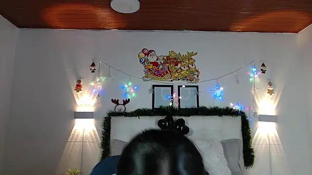 Snapshot of Megan_05_ chatting on 12-17-25, 06:57 Megan 05 online show from 12-17-25, 06:57