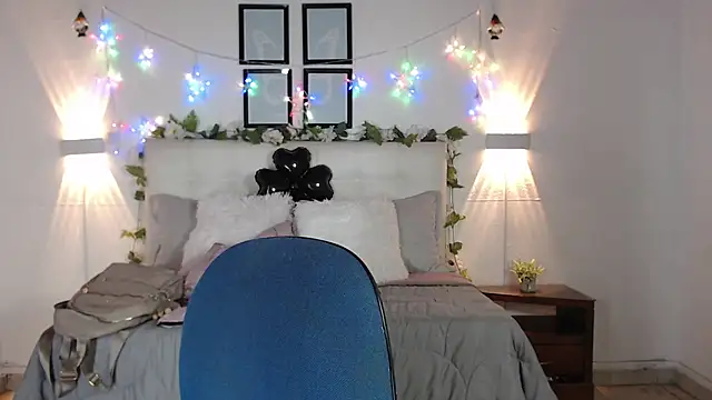 Snapshot of Megan_05_ chatting on 02-21-26, 05:26 Megan 05 online show from 02-21-26, 05:26