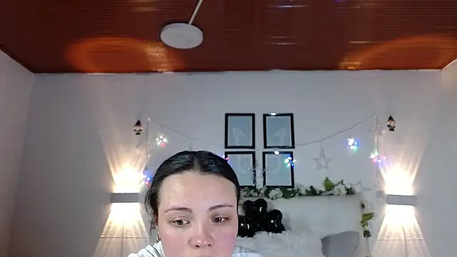 Snapshot of Megan_05_ chatting on 02-04-26, 06:47 Megan 05 online show from 02-04-26, 06:47